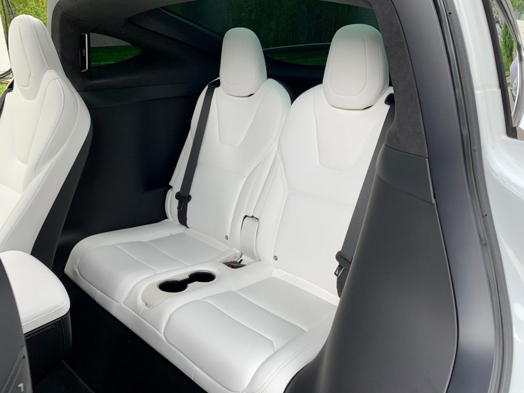 Model X 75D白色內裝
