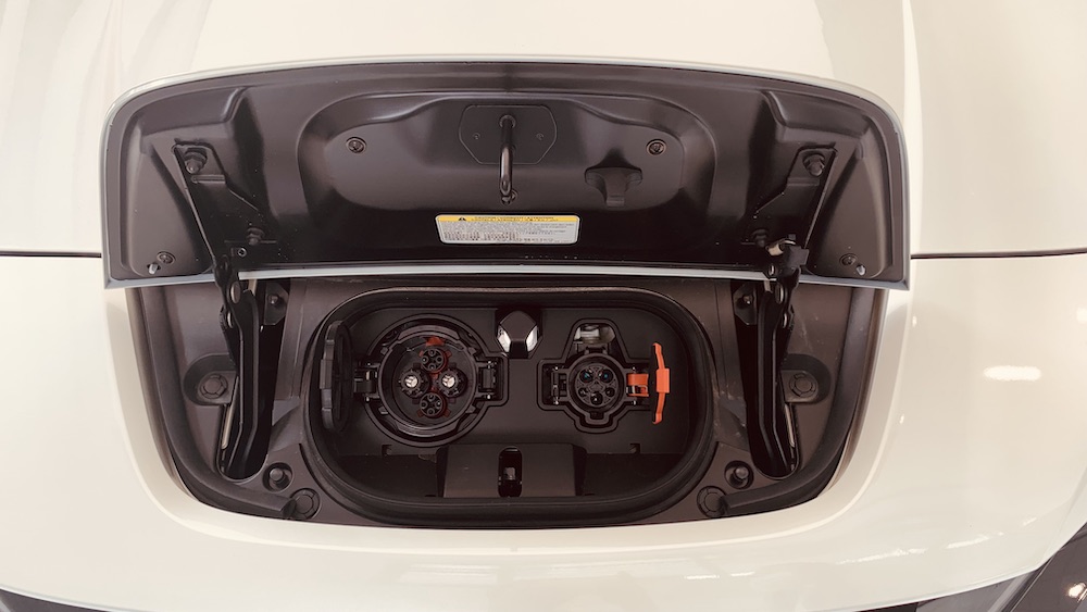 NISSAN LEAF充電孔