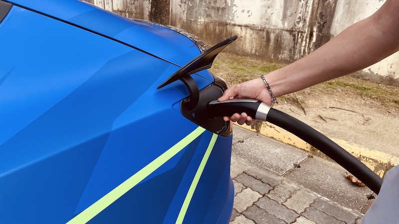 電動車充電中