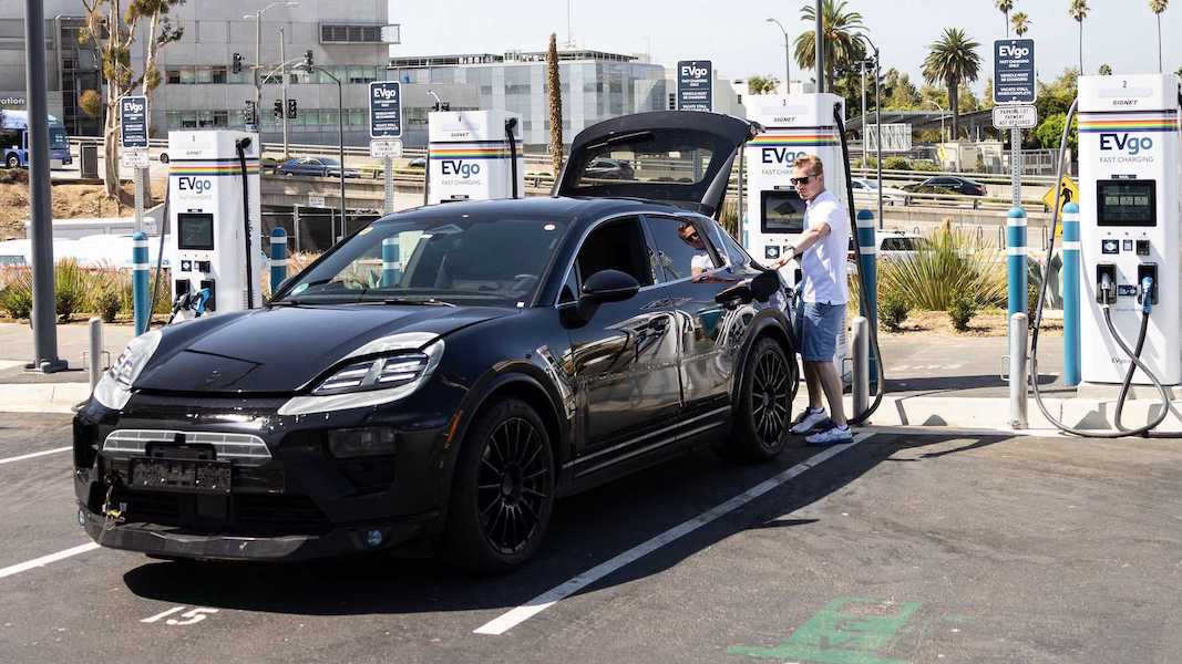 2024-porsche-macan-ev-4