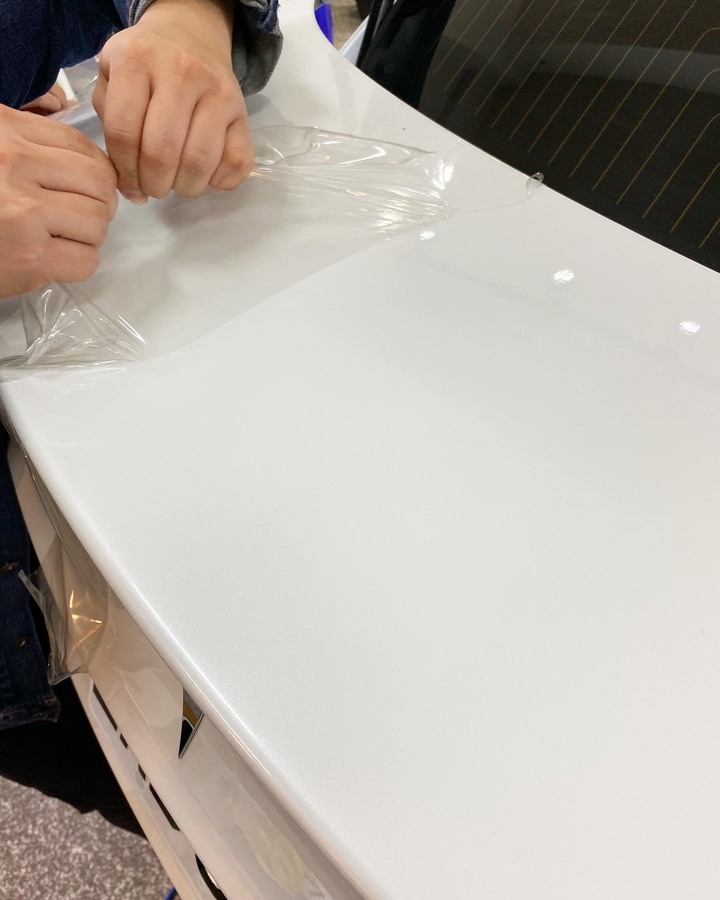開始撕除舊的膜料,撕開後,遭刮傷的地方,漆面完全沒有受傷,值得了