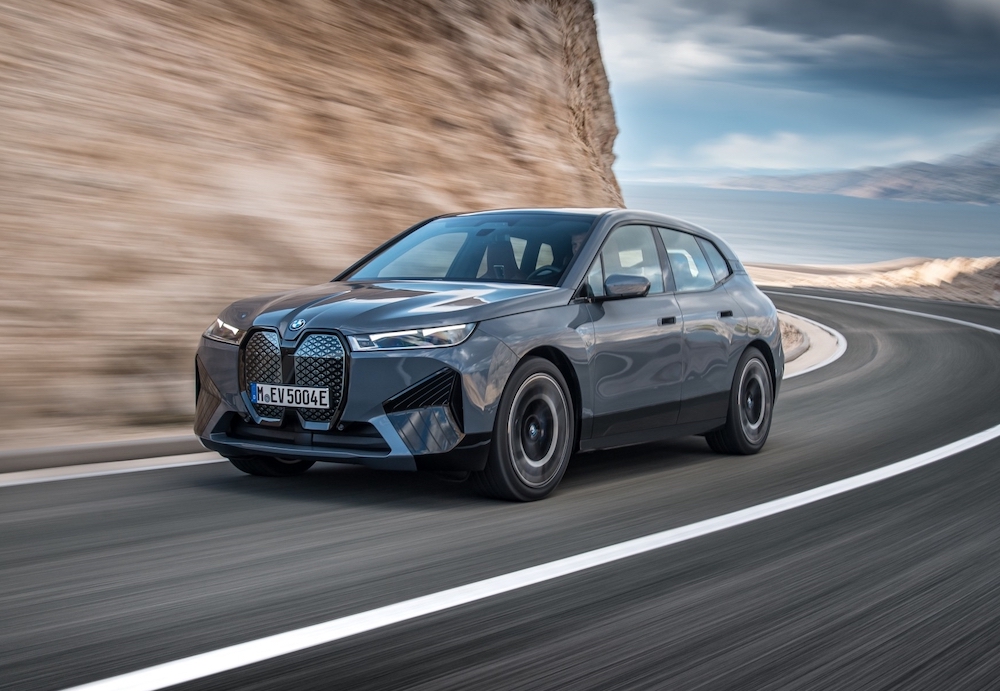 全新BMW iX xDrive50搭載最高容量規格111.5kWh的鋰電池組,可輸出523匹最大馬力與765牛頓米峰值扭力表現,除了具備僅需4.6秒就可完成的優異零百加速表現,還擁有亮眼的630k 全新BMW iX xDrive50搭載最高容量規格111.5kWh的鋰電池組,可輸出523匹最大馬力與765牛頓米峰值扭力表現,除了具備僅需4.6秒就可完成的優異零百加速表現,還擁有亮眼的630k