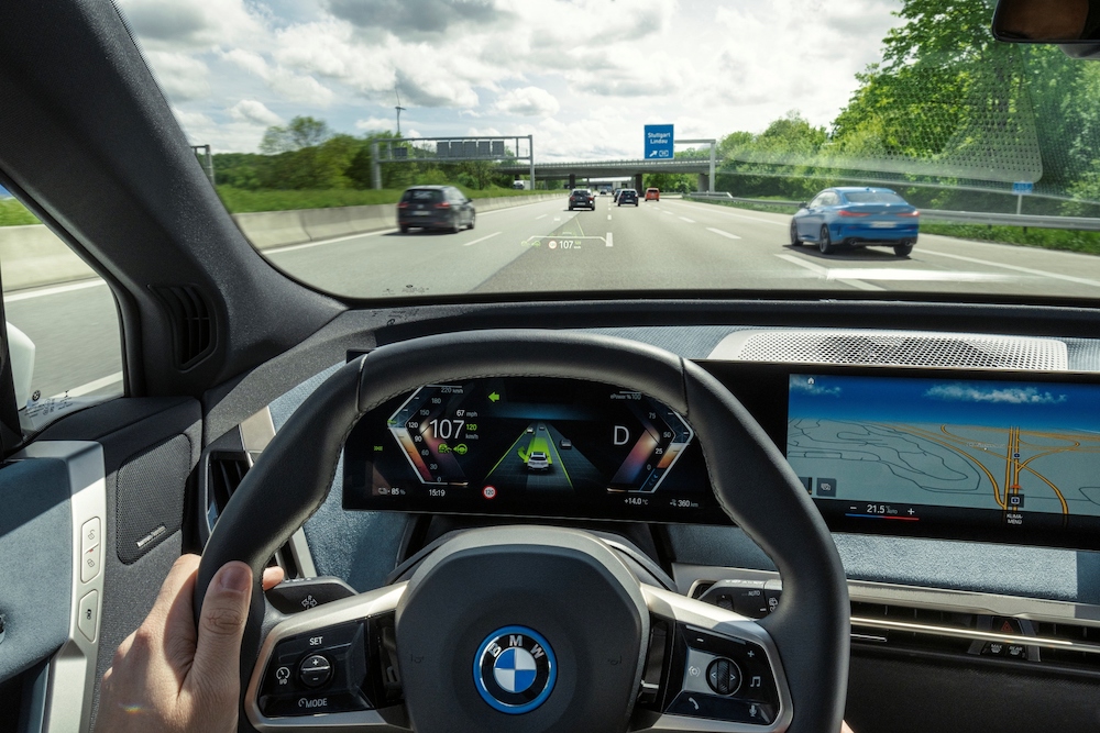 全新BMW iX不僅具備最新世代的Personal CoPilot智慧駕駛輔助科技,更擁有豪華品牌中唯一具備的變換車道輔助功能,在開啟主動車距定速控制系統的狀態下,輕壓方向燈撥 全新BMW iX不僅具備最新世代的Personal CoPilot智慧駕駛輔助科技,更擁有豪華品牌中唯一具備的變換車道輔助功能,在開啟主動車距定速控制系統的狀態下,輕壓方向燈撥