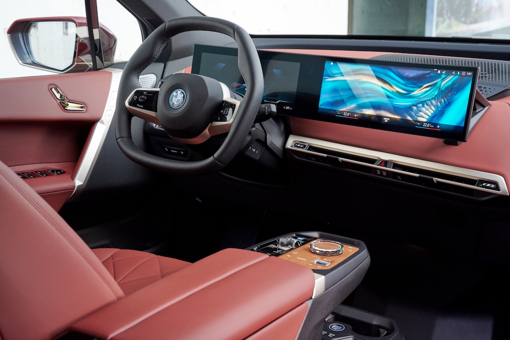BMW iX完美細膩鋪陳未來的車室質感與空間,以橄欖葉鞣製天然真皮材質、全新一體式造型座椅、豪華型四區恆溫空調、專屬頂級水晶內裝套件、FSC認證天然木紋飾板及電 BMW iX完美細膩鋪陳未來的車室質感與空間,以橄欖葉鞣製天然真皮材質、全新一體式造型座椅、豪華型四區恆溫空調、專屬頂級水晶內裝套件、FSC認證天然木紋飾板及電