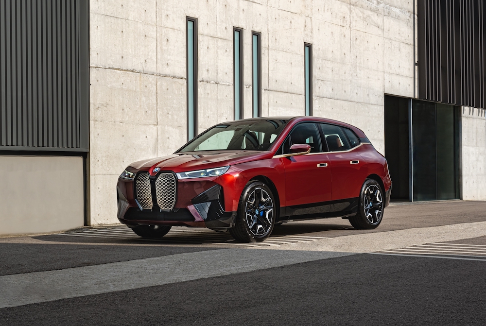 BMW iX從美學與設計出發,擁有銳利修長的LED頭燈、全新直立封閉式雙腎型水箱護罩、俐落無窗框設計、專屬銅色外觀套件與燻黑尾燈與領先業界的Shy Tech隱形科技,更帶領BMW i純電大軍拿下台灣豪華電動車市場銷售冠軍寶座 BMW iX從美學與設計出發,擁有銳利修長的LED頭燈、全新直立封閉式雙腎型水箱護罩、俐落無窗框設計、專屬銅色外觀套件與燻黑尾燈與領先業界的Shy Tech隱形科技,更帶領BMW i純電大軍拿下台灣豪華電動車市場銷售冠軍寶座