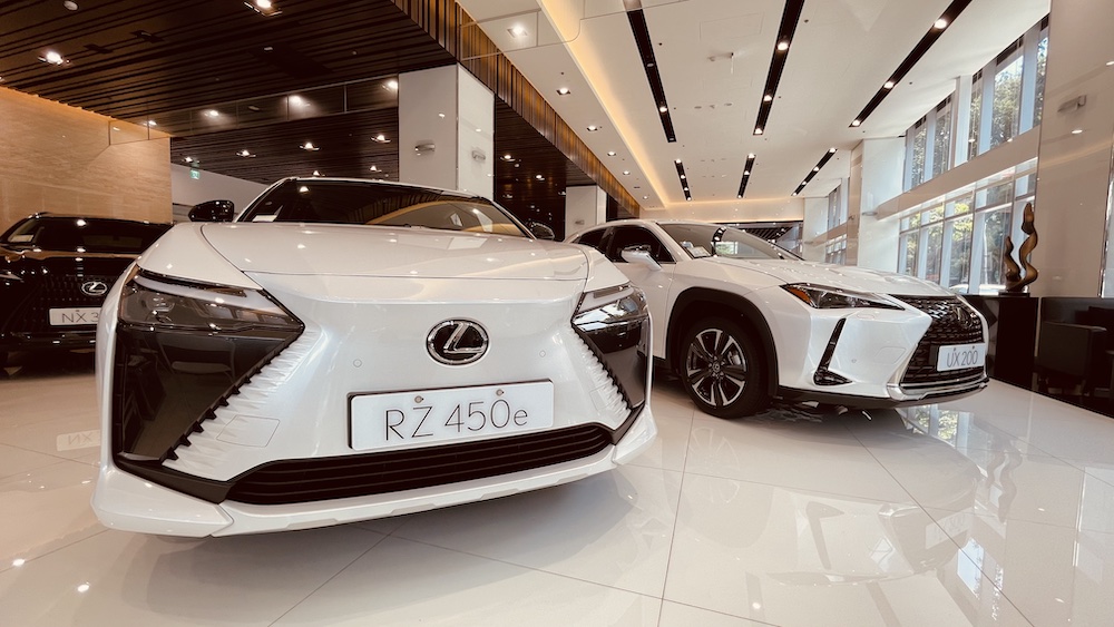 所有品牌的電動車都可以使用充電站，充電時車主也可以到顧客休息區休憩