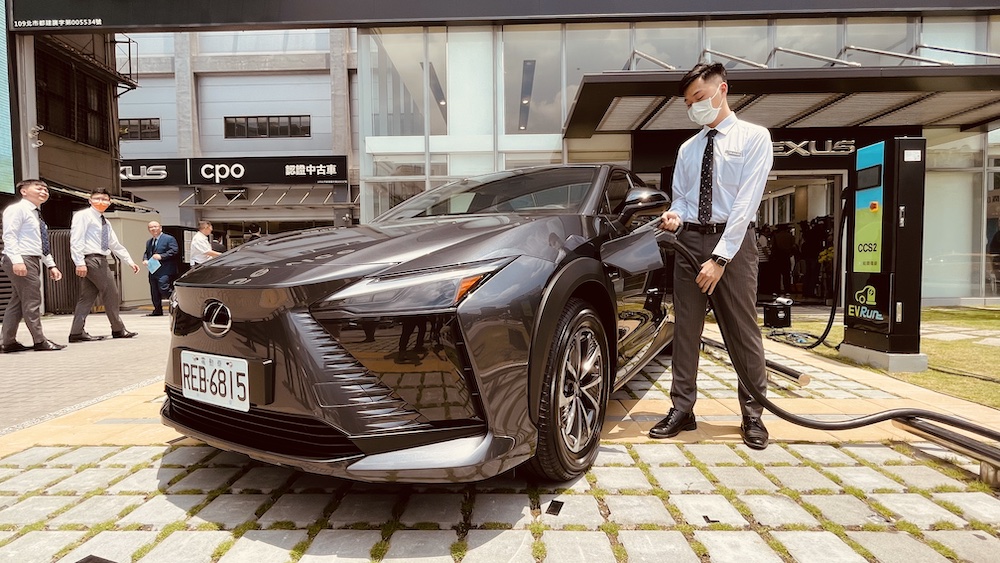LEXUS RZ 450e 只要 20 分鐘，即可補滿 80％ 電力
