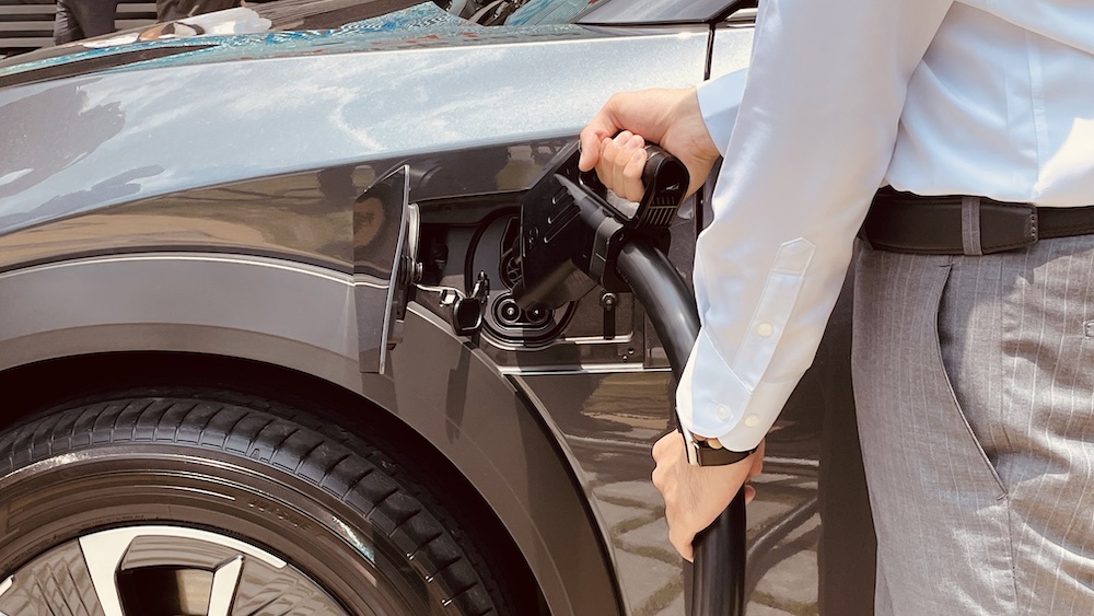 《新光三越的《EVRun 》充電樁即插即用