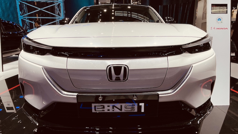 E:NP1極湃1的充電口在車頭位置