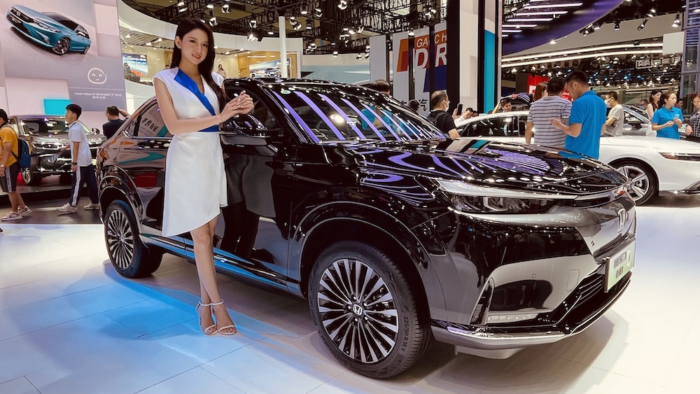 e:NP1極湃1車價太震撼只能不斷看美女緩和情緒