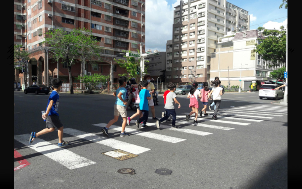裁罰標準:車輛與行人間隔約 3 公尺須停讓