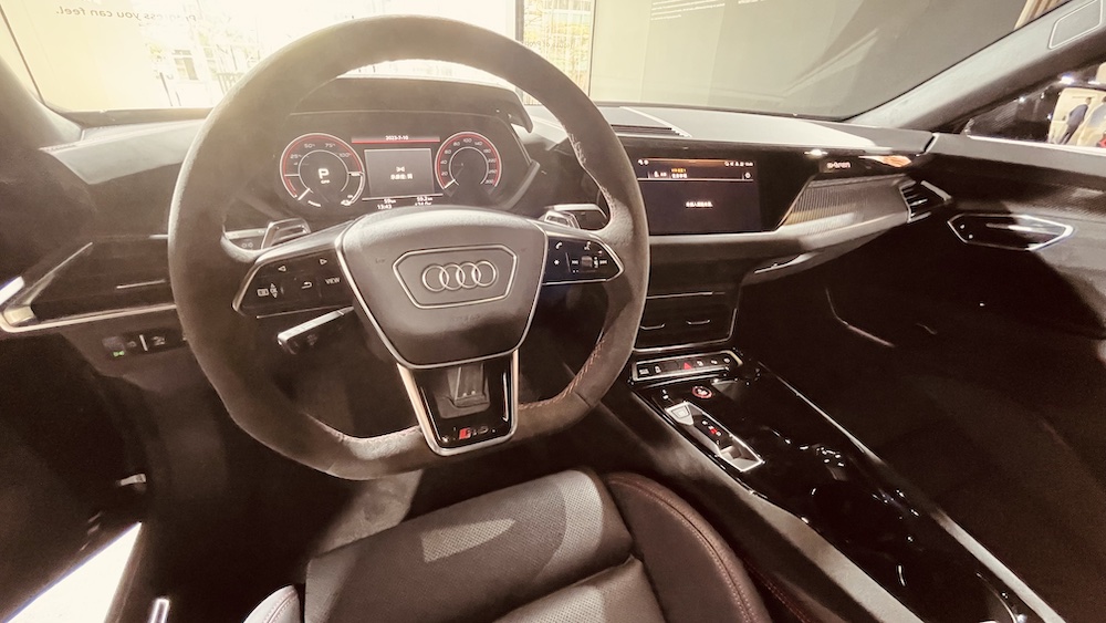 RS e-tron GT駕駛座擁有十足跑車風範