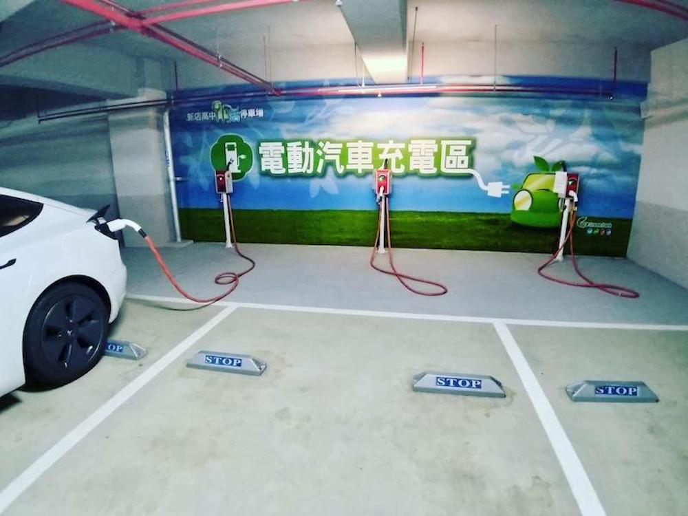 新店高中地下停車場充電區