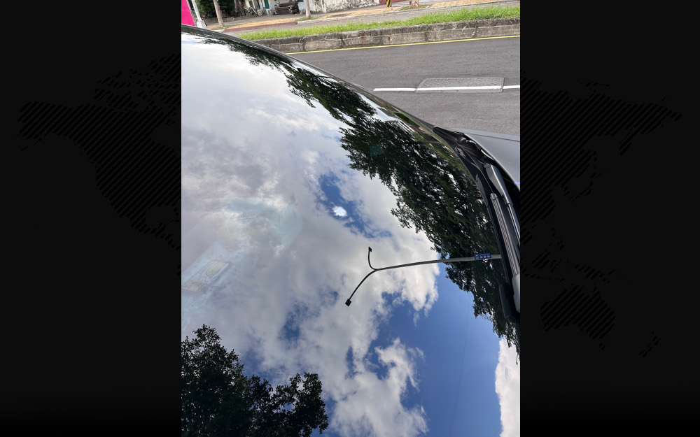 Model 3前擋風玻璃被金屬液體噴濺