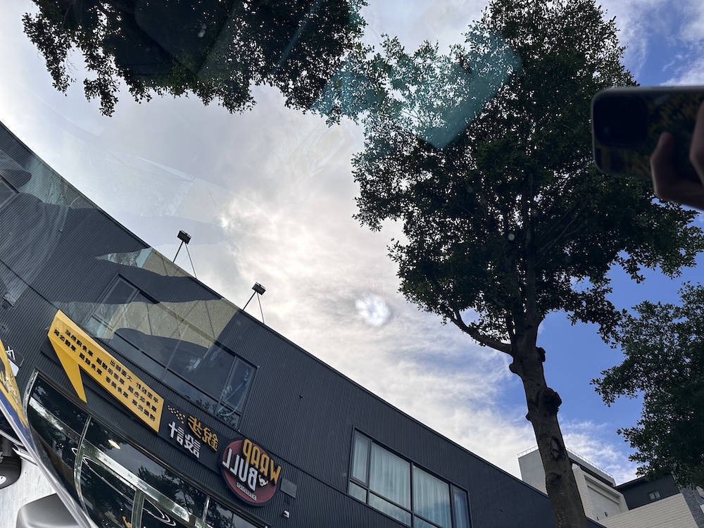 Model 3後擋風玻璃被金屬液體噴濺