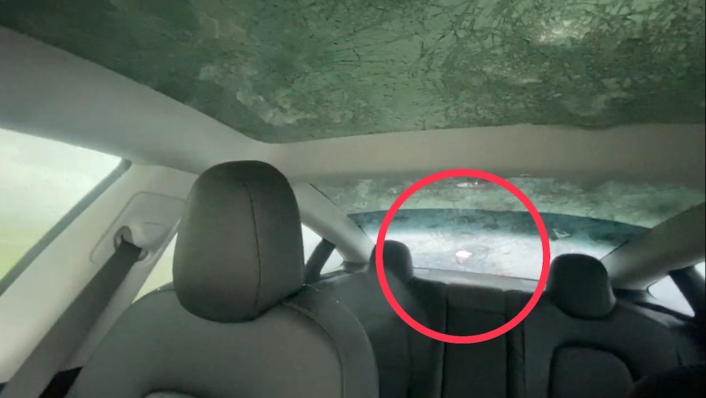 曾有Model 3車主遇到下冰雹,如紅圈處也是後擋風玻璃最先被擊破
