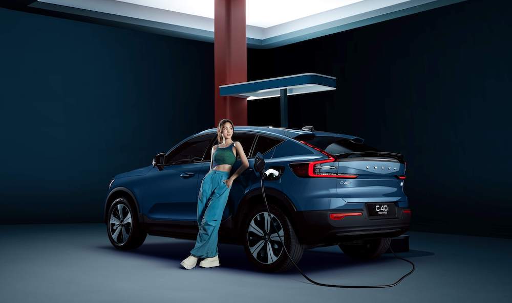 結合斯堪地那維亞設計精萃,Volvo C40 Recharge 俐落流暢的斜背跑旅外型與空氣力學設計尾翼渲染強烈運動氛圍,雷神之鎚 LED 頭燈、序列式尾燈設計、全景式玻璃車頂造就極簡美學