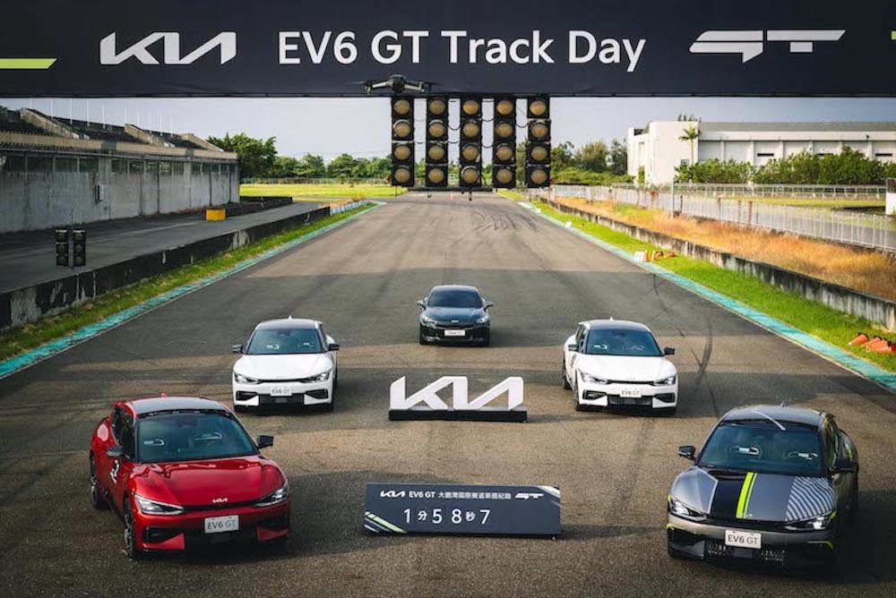 The Kia EV6 GT純電性能跑旅榮獲2023 WCOTY (World Car Of The Year)世界風雲車年度性能車大獎,近日更創下大鵬灣國際賽道單圈紀錄1分58秒7