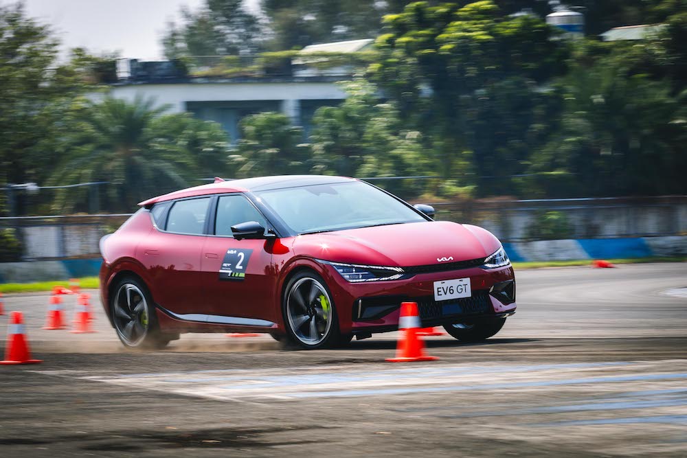 The Kia EV6 GT搭載電子限滑差速器(e-LSD),與跑車型電子懸吊系統 (ECS)性能科技,在各種路況下可主動調整車輛狀態提供最佳的循跡性。