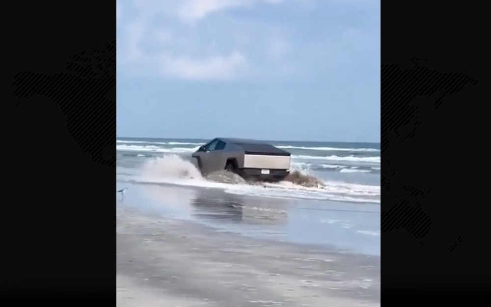 沿著沙灘行駛的Cybertruck濺起高高水花