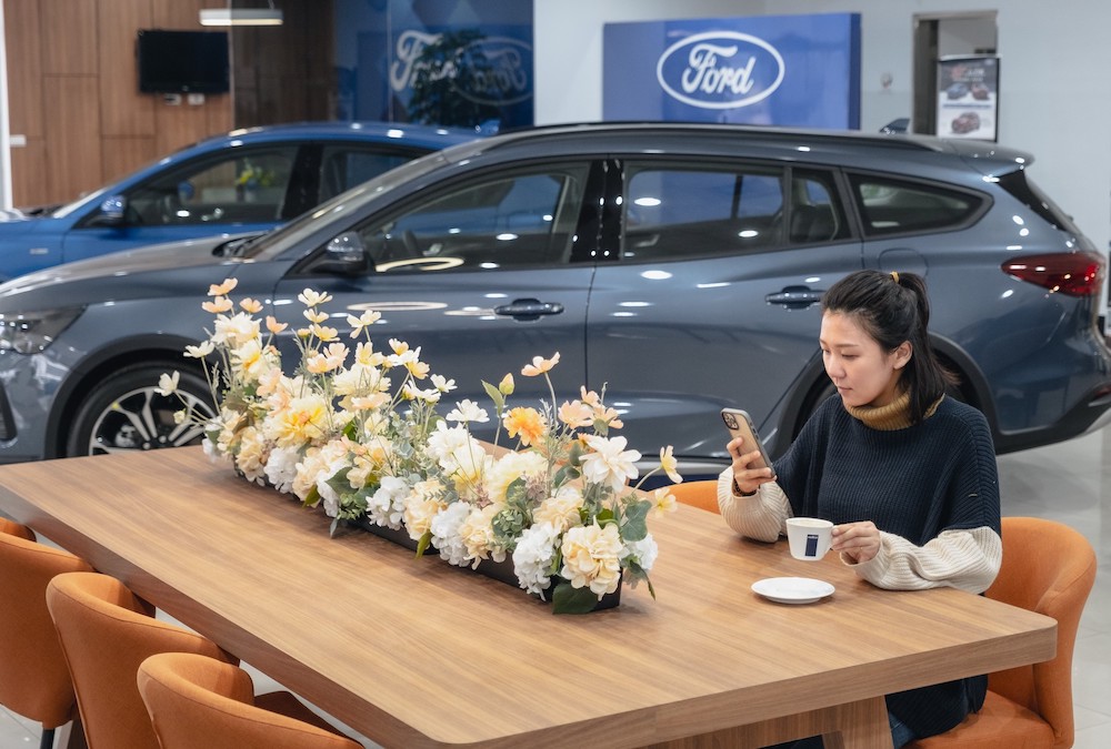 Ford仁福汽車豐樂展示中心內部以寬敞的展間空間打造公共空間如客休室、多功能社群共享桌,以木紋桌椅帶來豐富的視覺效果,打造自在溫馨的全新氛圍,讓消費者享有優質的休憩空間。