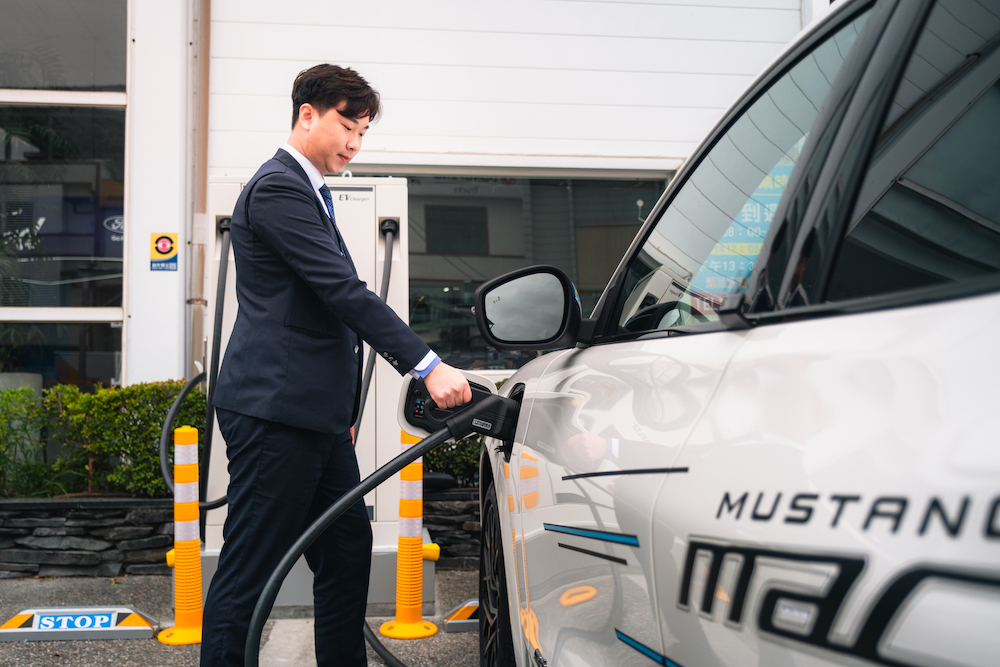 因應Ford首款電能跑旅The All-Electric Mustang Mach-E顧客需求,同步針對軟硬體及人力資源進行更新升級。