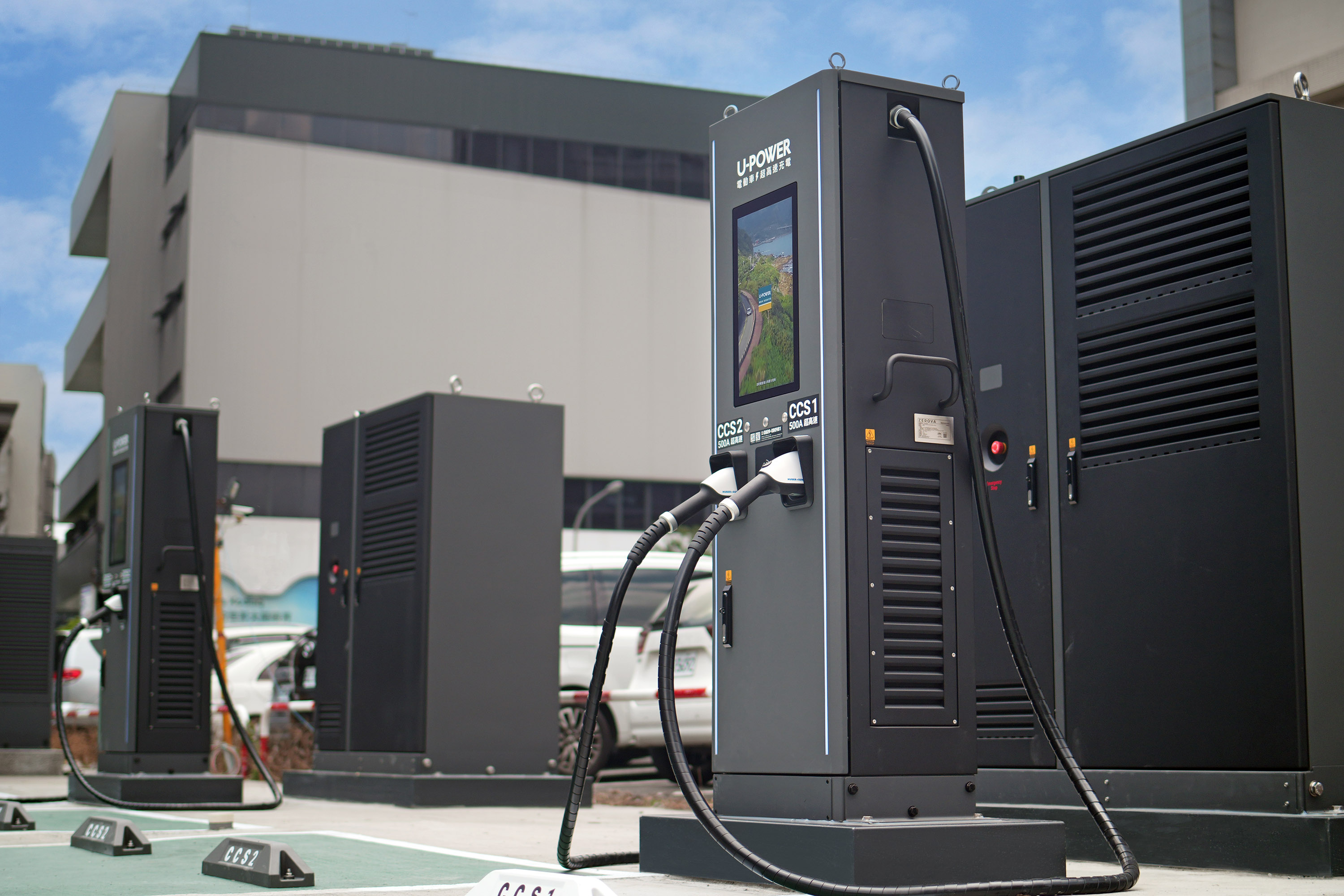 圖4_U-POWER 領先全臺導入 480kW 超高功率充電設備,搭配高功率液冷槍與靈活能源動態分配系統,理想狀態下能實現多車同步以原廠最高功率充電