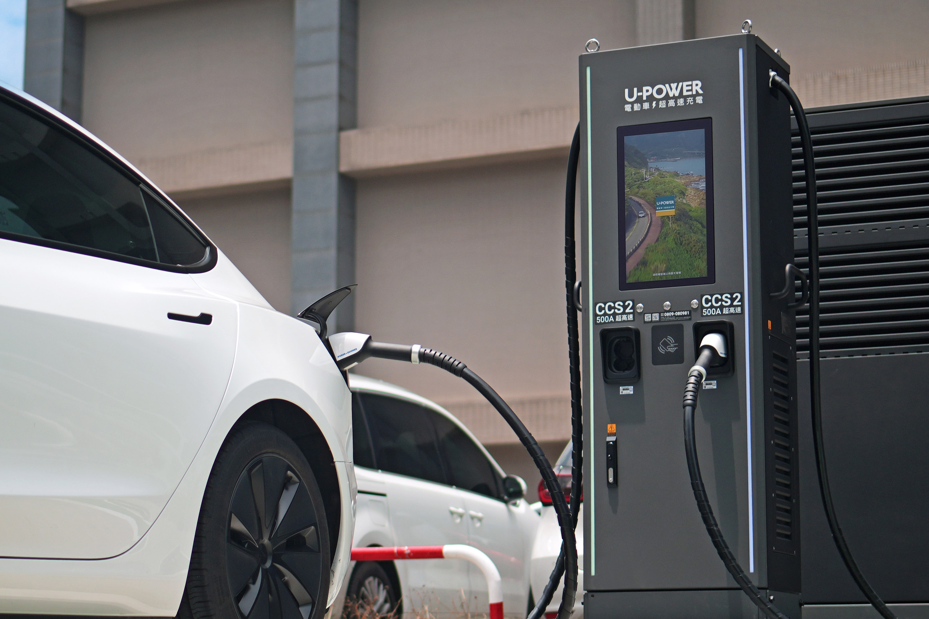 圖5_全新 480kW 超高功率充電設備搭載 21.5 吋超大觸控螢幕與直覺化介面,提供更清楚便利的使用體驗