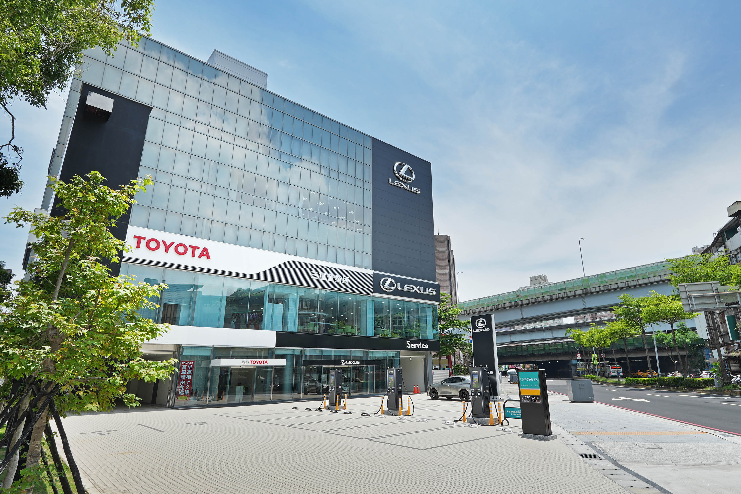 圖1_U-POWER 三重三和站採用全新設站模式,站點位於國都汽車LEXUS與TOYOTA複合旗艦展示中心前方,為U-POWER首座與車廠旗艦展示中心結合的超高速充電站 圖1_U-POWER 三重三和站採用全新設站模式,站點位於國都汽車LEXUS與TOYOTA複合旗艦展示中心前方,為U-POWER首座與車廠旗艦展示中心結合的超高速充電站