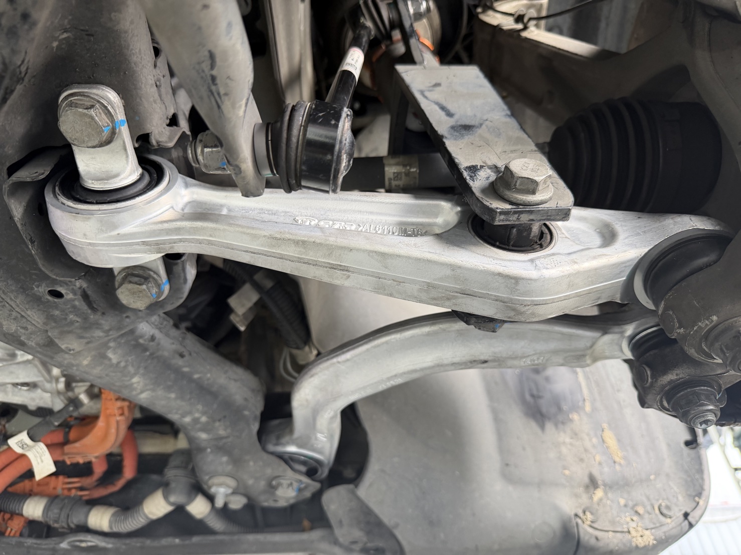 特斯拉李仔串與防傾桿連接處