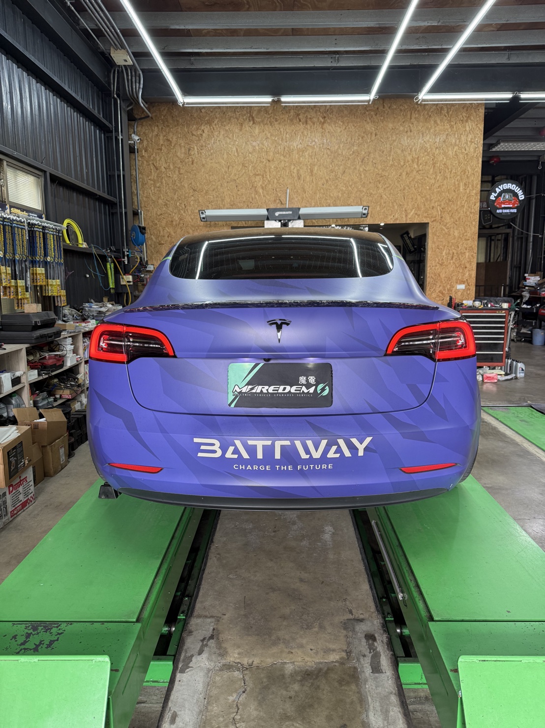 特斯拉 Model 3 更換底盤零件後進行四輪定位