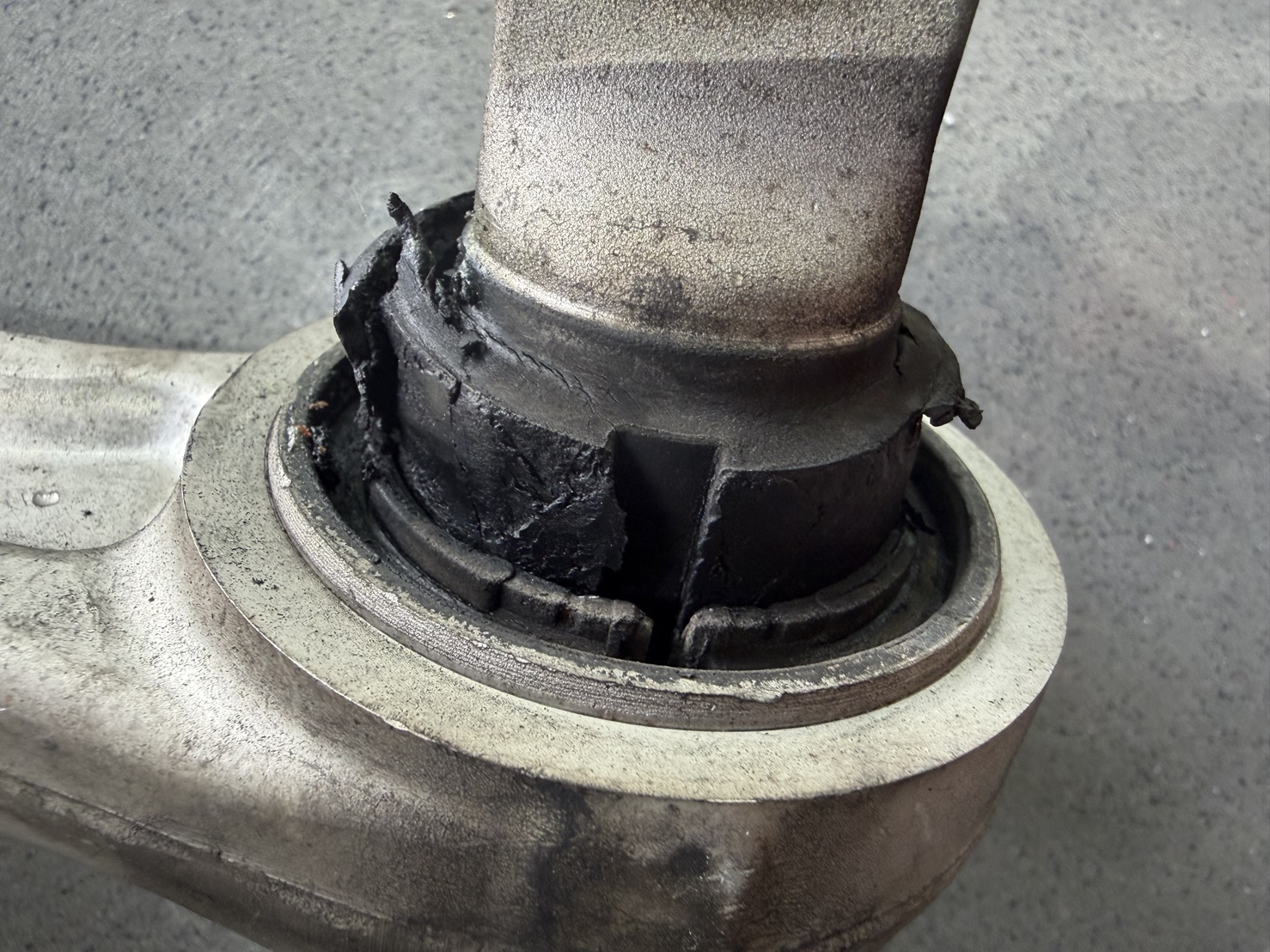 下支臂與直臂橡膠套管嚴重破裂