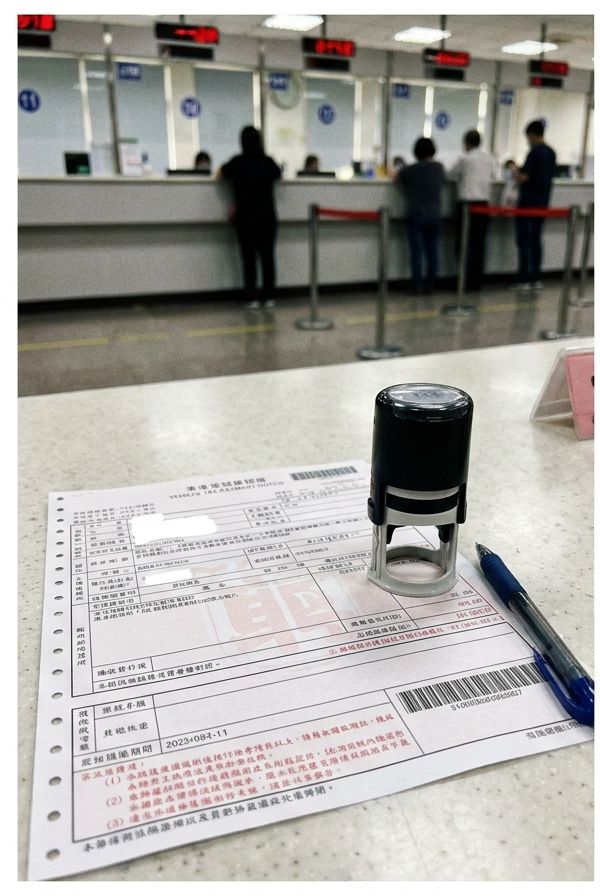 台灣高速公路上方的電子收費門架，一台電動車行駛通過門架下方