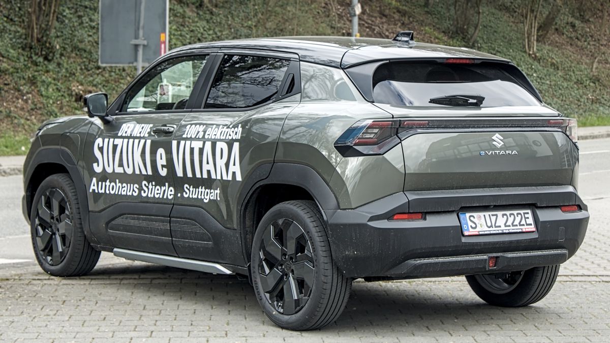 Suzuki e VITARA 純電SUV車尾特寫，可見e VITARA字樣與後燈組設計