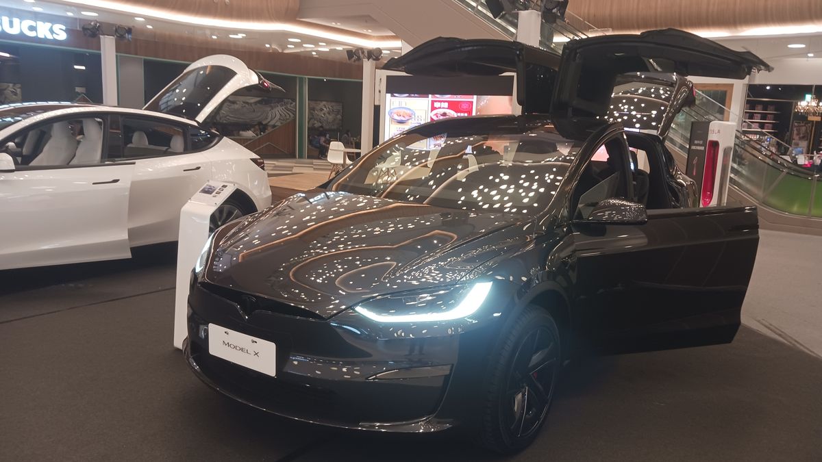 黑色Tesla Model X展示車，鷗翼車門完全展開，車頭MODEL X字樣清晰可見