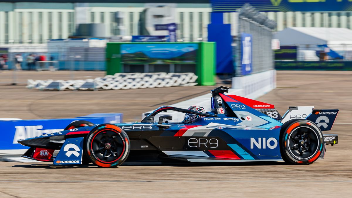 電動方程式賽車比賽現場，NIO 333車隊賽車在賽道上行駛