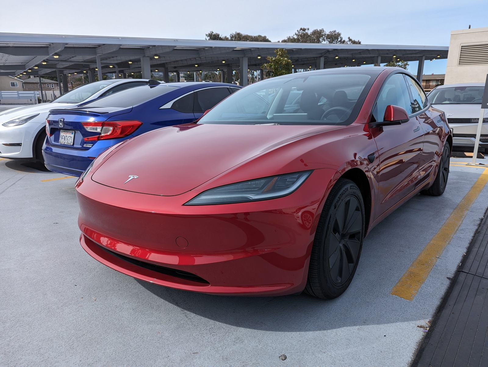 Tesla Model 3 Highland 外觀，停在停車場實拍