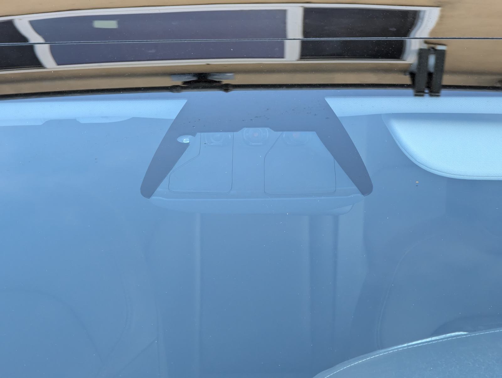 Tesla Model 3 前擋玻璃感測器與攝影機特寫