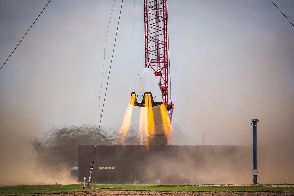 SpaceX在德州McGregor測試場進行Dragon 2懸停測試