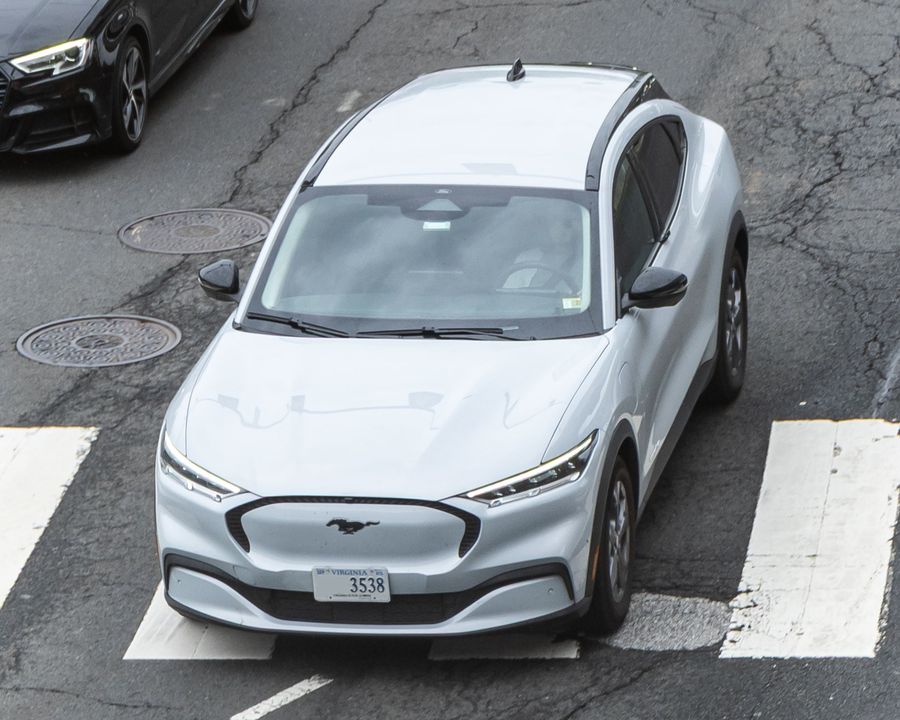 白色Ford Mustang Mach-E入門車型行經路口