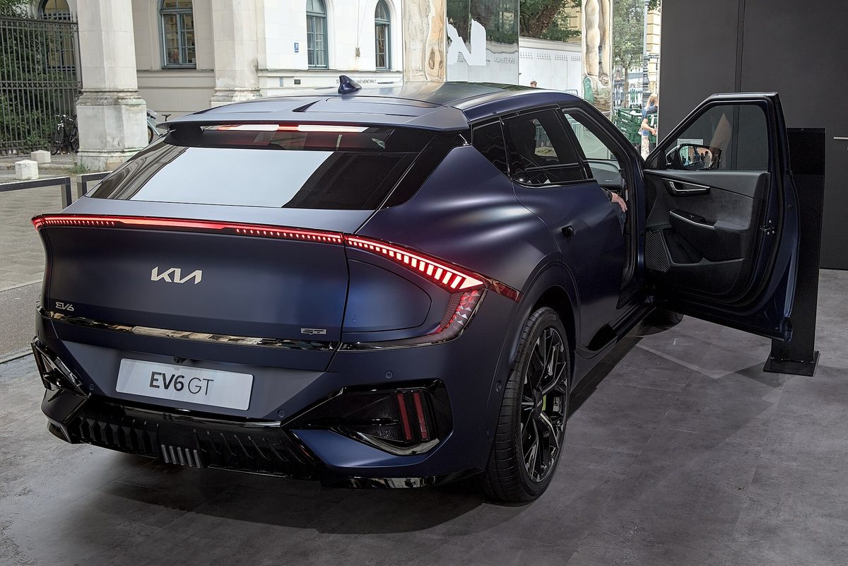 霧面深藍色Kia EV6 GT車尾，可清楚看見EV6 GT車型銘牌