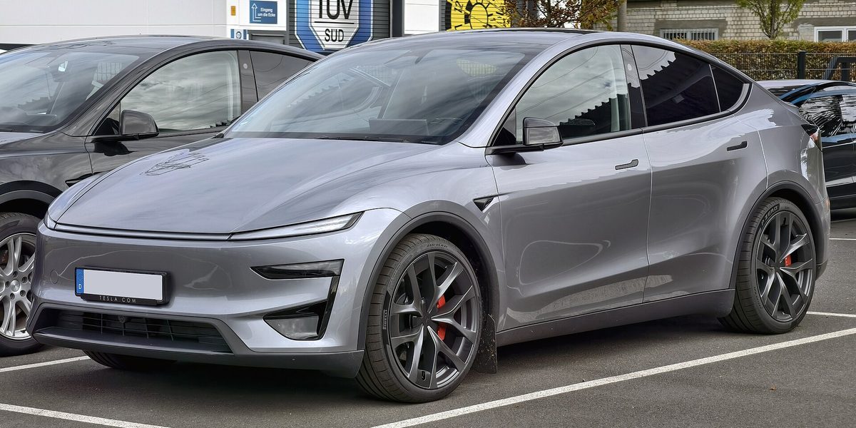 灰色Tesla Model Y Performance小改款停在停車場，紅色煞車卡鉗明顯