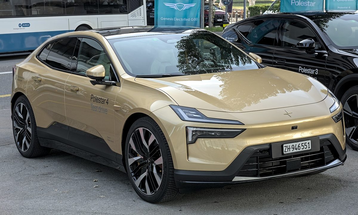 金色Polestar 4試駕車停在路邊