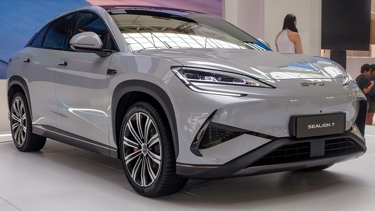 灰色BYD Sealion 7在室內展場展出，車頭可見SEALION 7銘牌